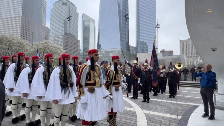 Άγημα  των Ευζώνων της Προεδρικής Φρουράς … Στο σημείο “ΜΗΔΕΝ της Ν.Υ”