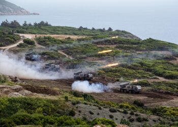 Βολές Μονάδων Πολλαπλών Εκτοξευτών Πυραύλων (ΠΕΠ) RΜ-70 στο Πεδίο Βολής Πετρωτών (vid)