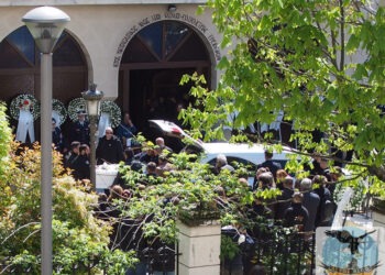 Θρήνος και Σπαραγμός στα Γρεβενά …Όταν έφτασε το φέρετρο με τον νεκρό Αστυνομικό (vid)