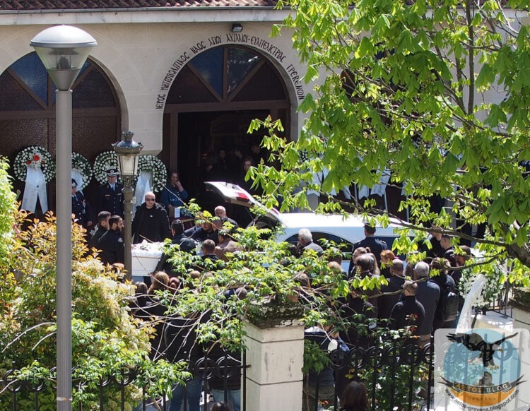 Θρήνος και Σπαραγμός στα Γρεβενά …Όταν έφτασε το φέρετρο με τον νεκρό Αστυνομικό (vid)