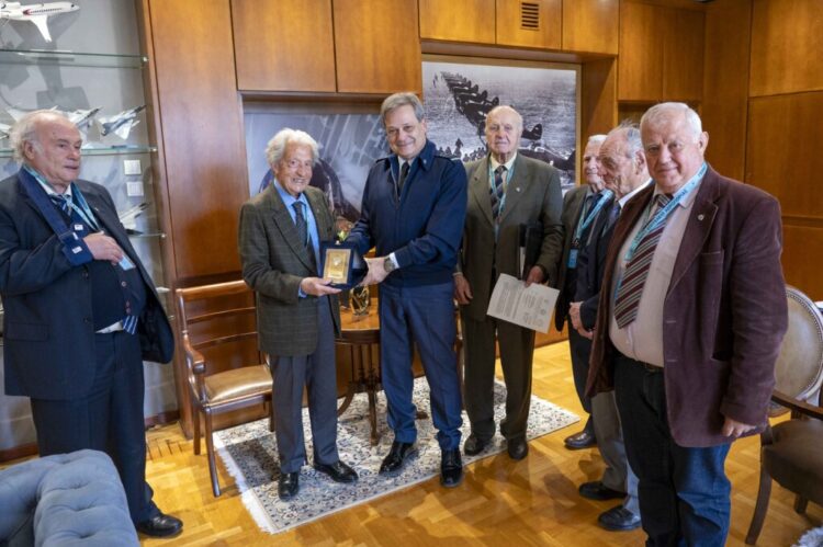 Oι Βετεράνοι Αεροπόροι στο γραφείο του Α/ΓΕΑ