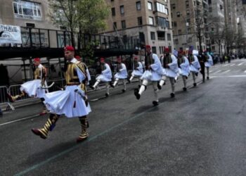 Οι Εύζωνες εντυπωσίασαν στο Μανχάταν  …Υπό του ήχους του Μακεδονία Ξακουστή (video)