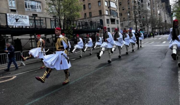 Οι Εύζωνες εντυπωσίασαν στο Μανχάταν  …Υπό του ήχους του Μακεδονία Ξακουστή (video)