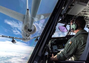 Αεροσκάφος της RAF  “Voyager” σε  air-to-air  εναέριο ανεφοδιασμό μαχητικών.