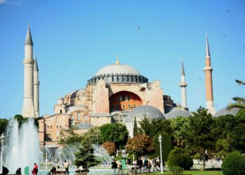 Εικόνες που προκαλούν ανατριχίλα, δέος και συγκίνηση…η Αγία Σοφιά του 560 μ.Χ. (video)