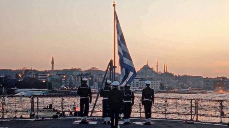 Φρεγάτα «Θεμιστοκλής»: Η έπαρση της Σημαίας με θέα το Βόσπορο