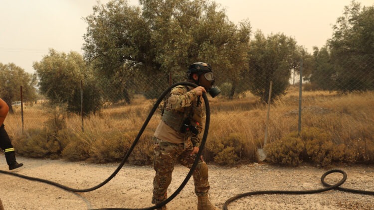 Σε επιφυλακή μεγάλες Στρατιωτικές Δυνάμεις για την Πυρκαγιά στον ΝΝΚ (Τι αναφέρει το ΓΕΝ)