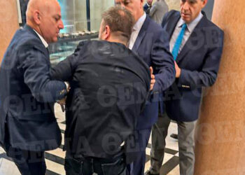 Ο ανεξάρτητος βουλευτής Φλώρος γρονθοκόπησε στη Βουλή τον Γραμμένο της Ελληνικής Λύση
