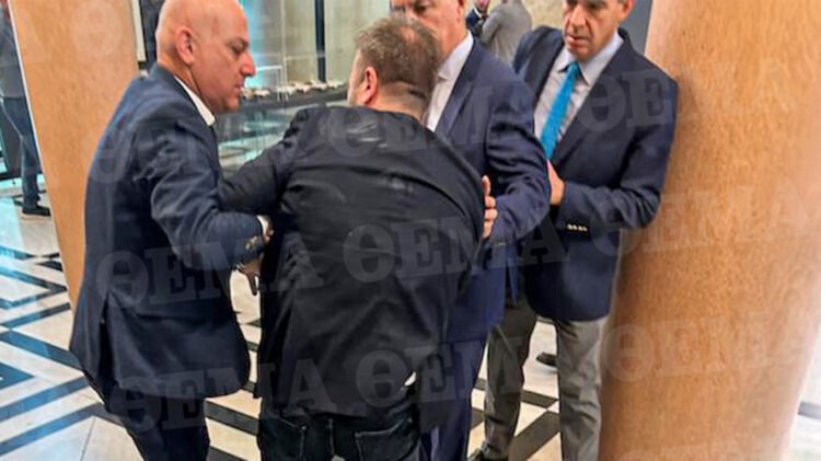 Ο ανεξάρτητος βουλευτής Φλώρος γρονθοκόπησε στη Βουλή τον Γραμμένο της Ελληνικής Λύση