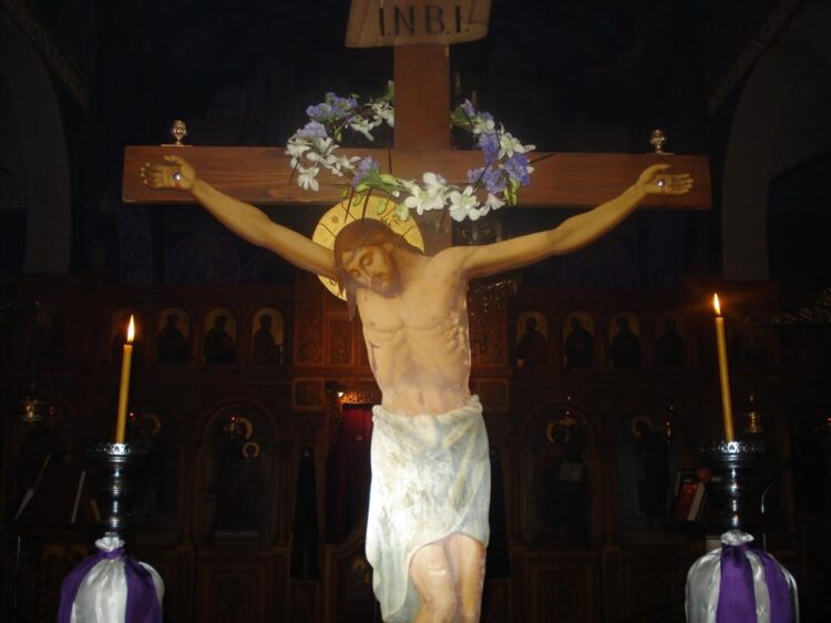 Σήμερον κρεμάται επί ξύλου, ο εν ύδασι την γην κρεμάσας.