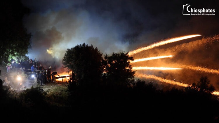 Εντυπωσιακός Ρουκετοπόλεμος με χιλιάδες επισκέπτες στη Χίο (vid)