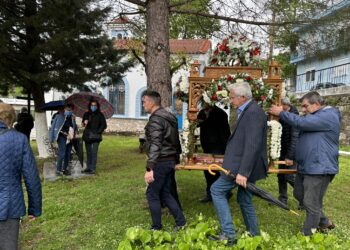 Υπό βροχή η περιφορά του Επιταφίου στο Πομακοχώρι Εχίνος