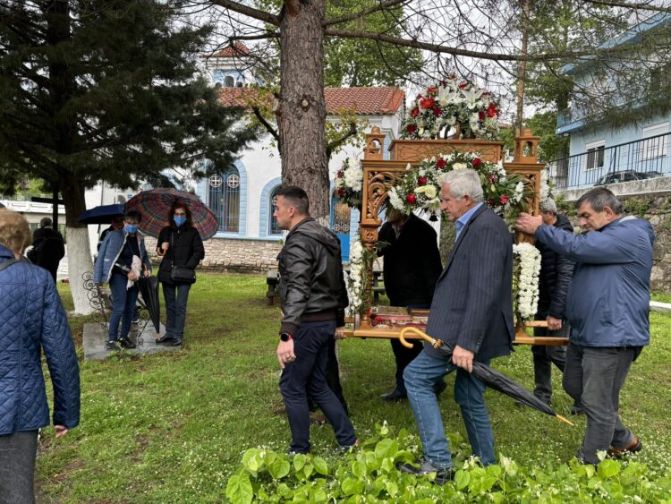 Υπό βροχή η περιφορά του Επιταφίου στο Πομακοχώρι Εχίνος