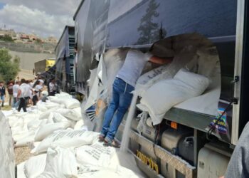 Επίθεση Ισραηλινών σε αποστολή ανθρωπιστικής βοήθειας στη Γάζα – Κατέστρεψαν τα τρόφιμα