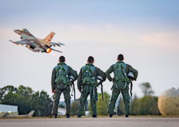 Μαχητικά αεροσκάφη και drones του Ισραήλ σφυροκοπούν ανελέητα τη Ράφα!!