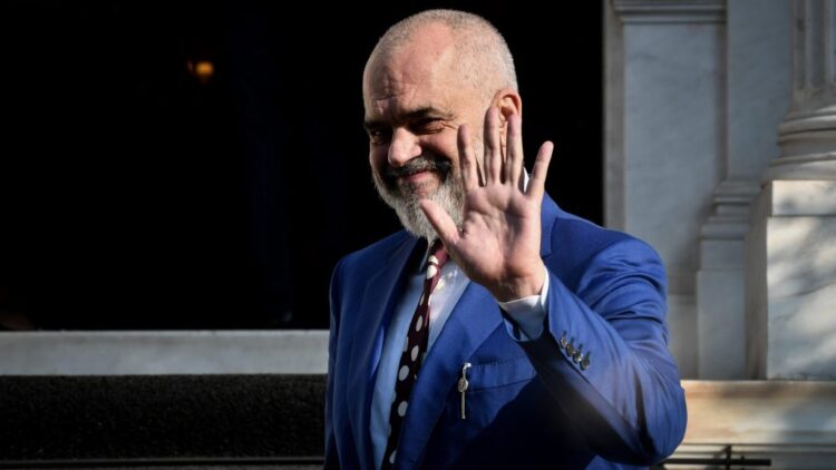 Ο Αλβανός απείλησε να κάνει τη συγκέντρωση των Αλβανών στο …Σύνταγμα!!