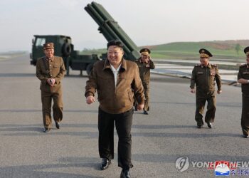 Βολές πολλαπλών εκτοξευτών “MLRS 240 mm” της Β.Κορέας παρουσία Κιμ