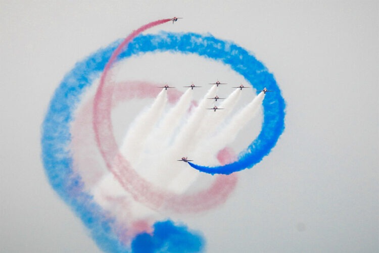 Εντυπωσιακή επίδειξη των Red Arrows στο Φλοίσβο παρουσία πλήθους κόσμου