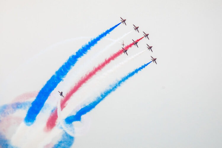 Εντυπωσιακή επίδειξη των Red Arrows στο Φλοίσβο παρουσία πλήθους κόσμου