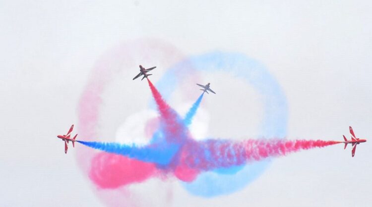Εντυπωσιακές εικόνες από την Αεροπορική Επίδειξη του Ακροβατικού Σμήνους «Red Arrows» (vid)