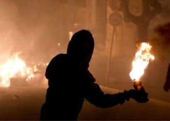 Μολότοφ έξω από το σπίτι της Προέδρου του Αρείου Πάγου…Τραυματίστηκε αστυνομικός