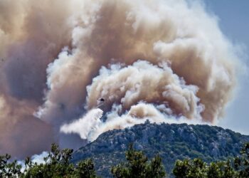 Φωτιά στην Πάρνηθα: Στη μάχη με τις φλόγες ρίχθηκαν και οι Ένοπλες Δυνάμεις…