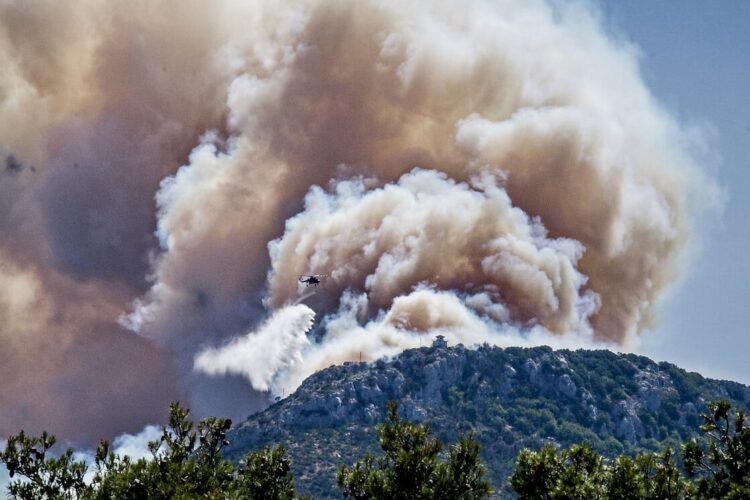 Φωτιά στην Πάρνηθα: Στη μάχη με τις φλόγες ρίχθηκαν και οι Ένοπλες Δυνάμεις…