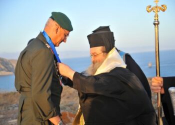 ΨΑΡΑ: Ο Σταυρός του Αγίου Ισιδώρου στον Αρχηγό ΓΕΕΘΑ