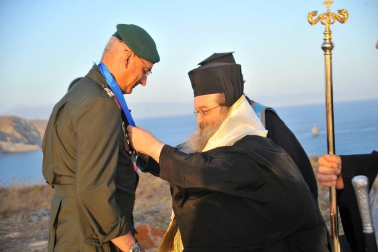 ΨΑΡΑ: Ο Σταυρός του Αγίου Ισιδώρου στον Αρχηγό ΓΕΕΘΑ