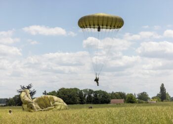Επέτειος D-DAY: Βρετανοί αλεξιπτωτιστές προσγειώθηκαν στη Νορμανδία – Oι Γάλλοι τους ζήτησαν διαβατήριο