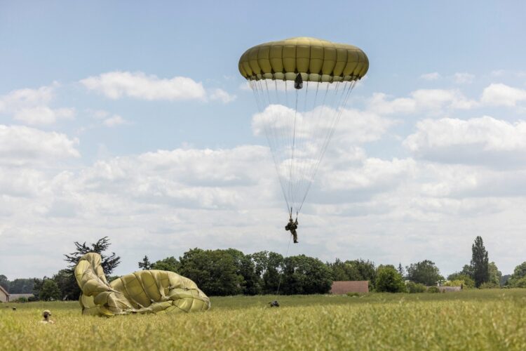 Επέτειος D-DAY: Βρετανοί αλεξιπτωτιστές προσγειώθηκαν στη Νορμανδία – Oι Γάλλοι τους ζήτησαν διαβατήριο