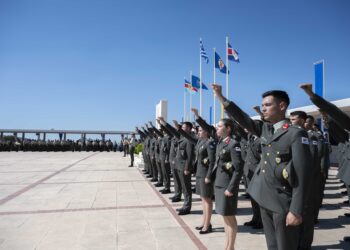 Ορκωμοσία Ευελπίδων και Επίδοση ξιφών απο την ΠτΔ στους …Αυριανούς Ηγέτες τους Στρατεύματος (video)