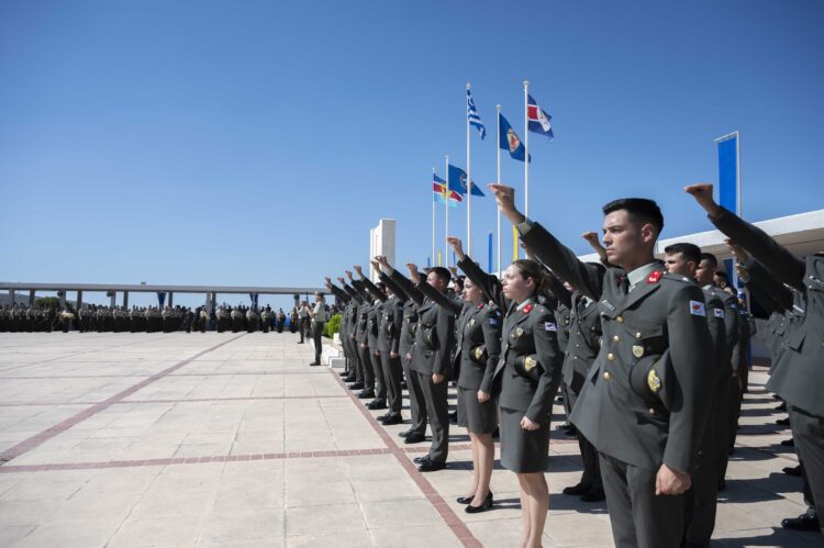 Ορκωμοσία Ευελπίδων και Επίδοση ξιφών απο την ΠτΔ στους …Αυριανούς Ηγέτες τους Στρατεύματος (video)