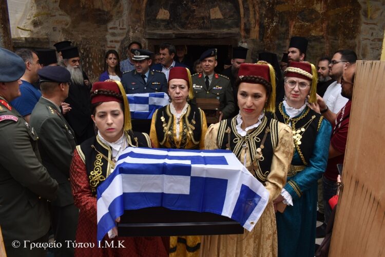 Προσωρινή μεταφορά ὀστῶν Παύλου καί Ναταλίας Μελᾶ