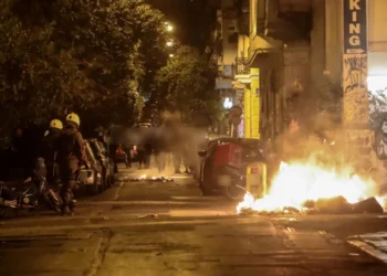 Επεισόδια τα ξημερώματα στα Εξάρχεια – Τραυματίστηκαν τρεις αστυνομικοί και έγιναν 9 συλλήψεις