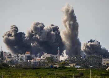 Οι  ισραηλινοί βομβαρδισμοί συνεχίζονται στη νότια Λωρίδα της Γάζας,