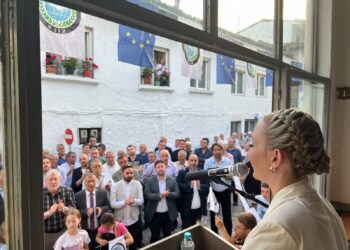 ΚΙΕΦ: Αραιά -Αραιά καμιά τριανταριά και η… Φατμέ στο κέντρο