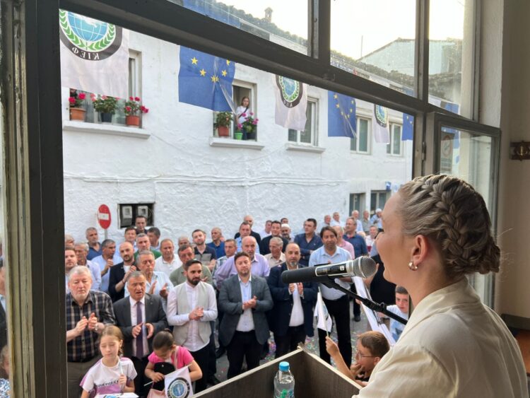 ΚΙΕΦ: Αραιά -Αραιά καμιά τριανταριά και η… Φατμέ στο κέντρο