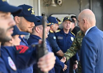 Στον ναύσταθμο Σαλαμίνας, o ΥΕΘΑ Δένδια για τη φρεγάτα «Ψαρά» που αποπλέει για να συμμετέχει στην επιχείρηση «Ασπίδες»