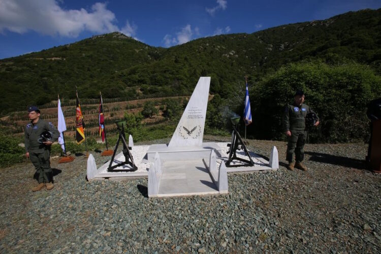 Κατάθεση Στεφανιών στο Μνημείο Πεσόντων της 337 Μ