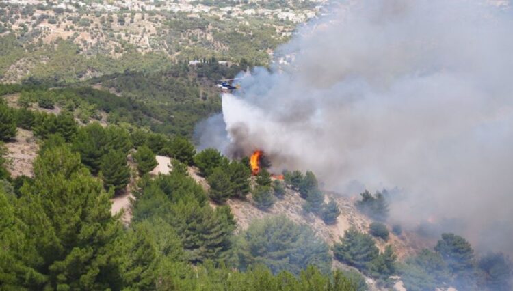 Φωτιά στη Χίο – Eνισχύθηκαν οι πυροσβεστικές δυνάμεις, Μήνυμα 112 για εκκένωση