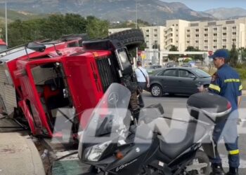 Ανατροπή πυροσβεστικού οχήματος που μετέβαινε σε κατάσβεση φωτιάς