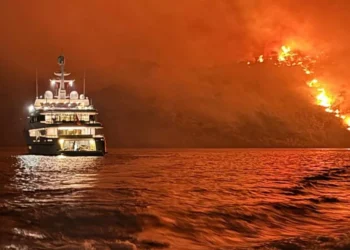 Συνελήφθησαν 13 άτομα που πέταξαν πυροτεχνήματα από σκάφος, προκαλώντας μεγάλη φωτιά στην Ύδρα