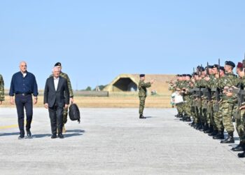 Επίσκεψη Δένδια-Μπορέλ στο Στρατηγείο της επιχείρησης «ΑΣΠΙΔΕΣ» στη Λάρισα