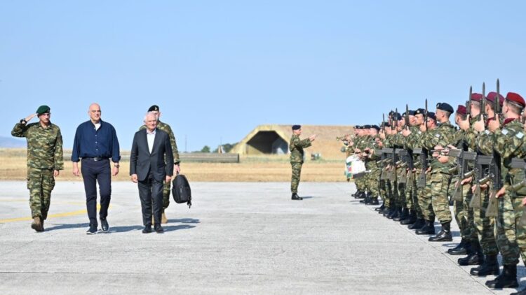 Επίσκεψη Δένδια-Μπορέλ στο Στρατηγείο της επιχείρησης «ΑΣΠΙΔΕΣ» στη Λάρισα