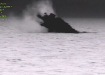 H στιγμή που το πυροβόλο των 5” της Φρεγάτας “ΨΑΡΡΑ” τινάζει στον αέρα  το UAV των Χούθι ( video)