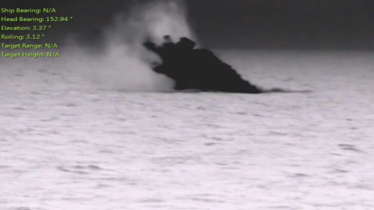 H στιγμή που το πυροβόλο των 5” της Φρεγάτας “ΨΑΡΡΑ” τινάζει στον αέρα  το UAV των Χούθι ( video)