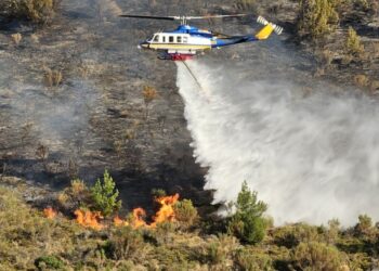 Στη Δυτική Χίο επιχειρούν πυροσβεστικές και αεροπορικές  δυνάμεις