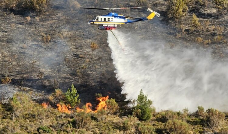 Στη Δυτική Χίο επιχειρούν πυροσβεστικές και αεροπορικές  δυνάμεις