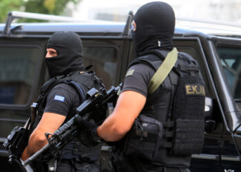 Αντιτρομοκρατική: 7 συλλήψεις για εμπρησμούς σε συναγωγή, ξενοδοχείο και κατάστημα στην Αθήνα